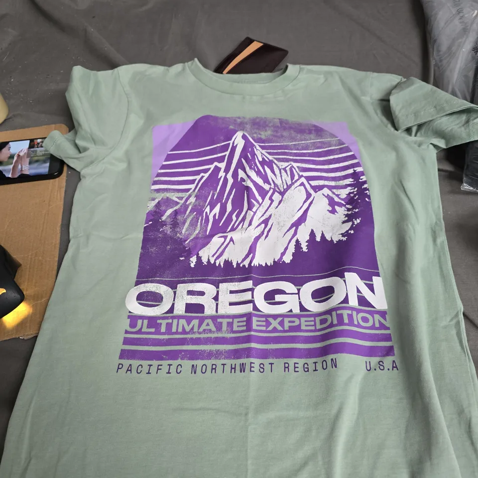 BOX OF APPROXIMATELY 20 ASSORTED CLOTHING ITEMS TO INCLUDE: DR MARTENS CARD HOLDER AND OREGON TSHIRT