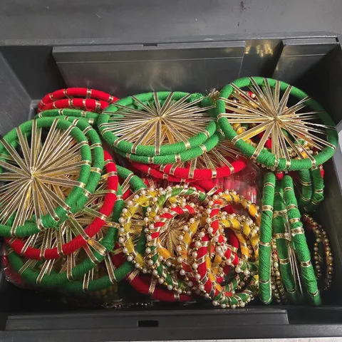 TOTE OF ASSORTED DECORATIONS