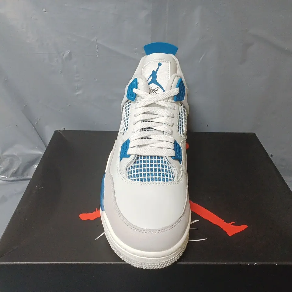 BOXED PAIR OF NIKE AIR JORDAN 4 RETRO IN WHITE/BLUE - UK 10