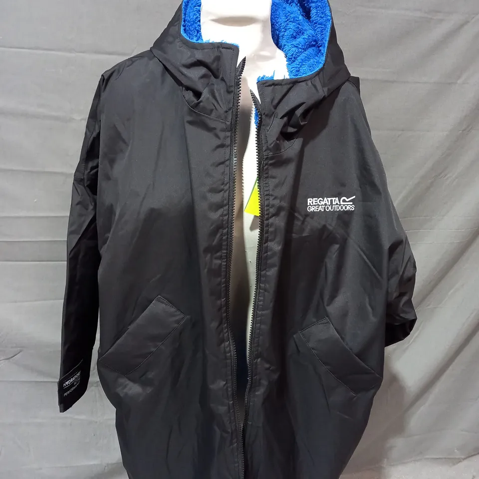 REGATTA JUNIOR WATERPROOF ROBE IN BLACK WITH BLUE FLEECE LINING - 9-13 YEARS