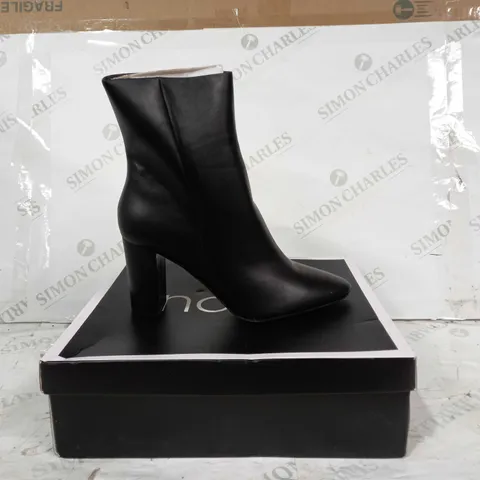 BOXED PAIR OF NOVO HOLLIE FORMAL HEELED BOOTS IN BLACK UK SIZE 6