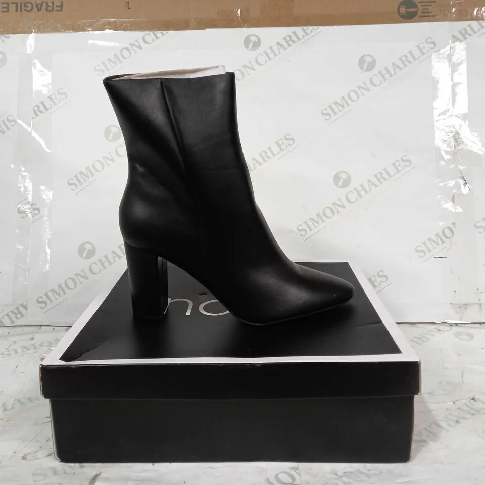 BOXED PAIR OF NOVO HOLLIE FORMAL HEELED BOOTS IN BLACK UK SIZE 6