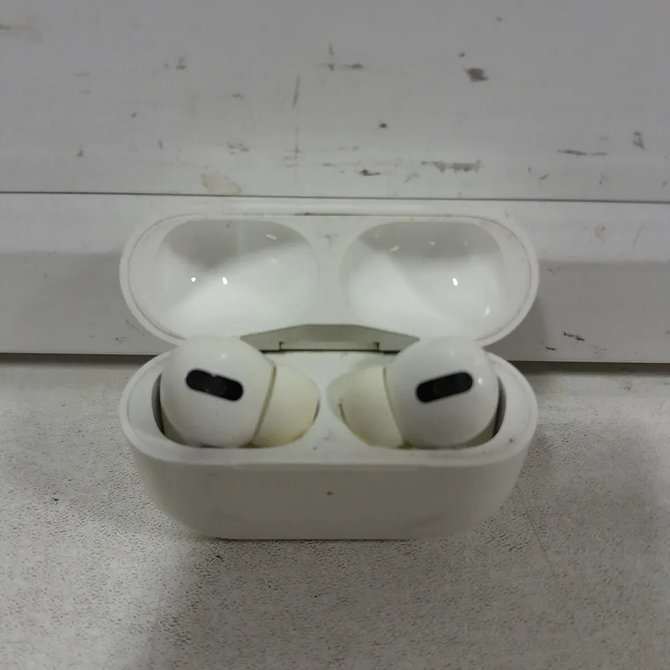 PAIR OF APPLE AIRPODS