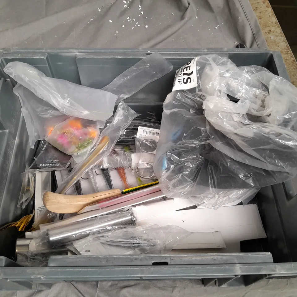 APPROX 20 ASSORTED HOUSEHOLD ITEMS TO INCLUDE TUXIBIN FISHING LURES, SMALL AXE WITH COVER, IMARKU KNIVES, ETC. -COLLECTION ONLY