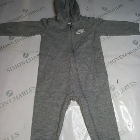 BOYS ZIPPED NIKE LOGO ALL IN 1 SUIT SIZE 12 MONTHS