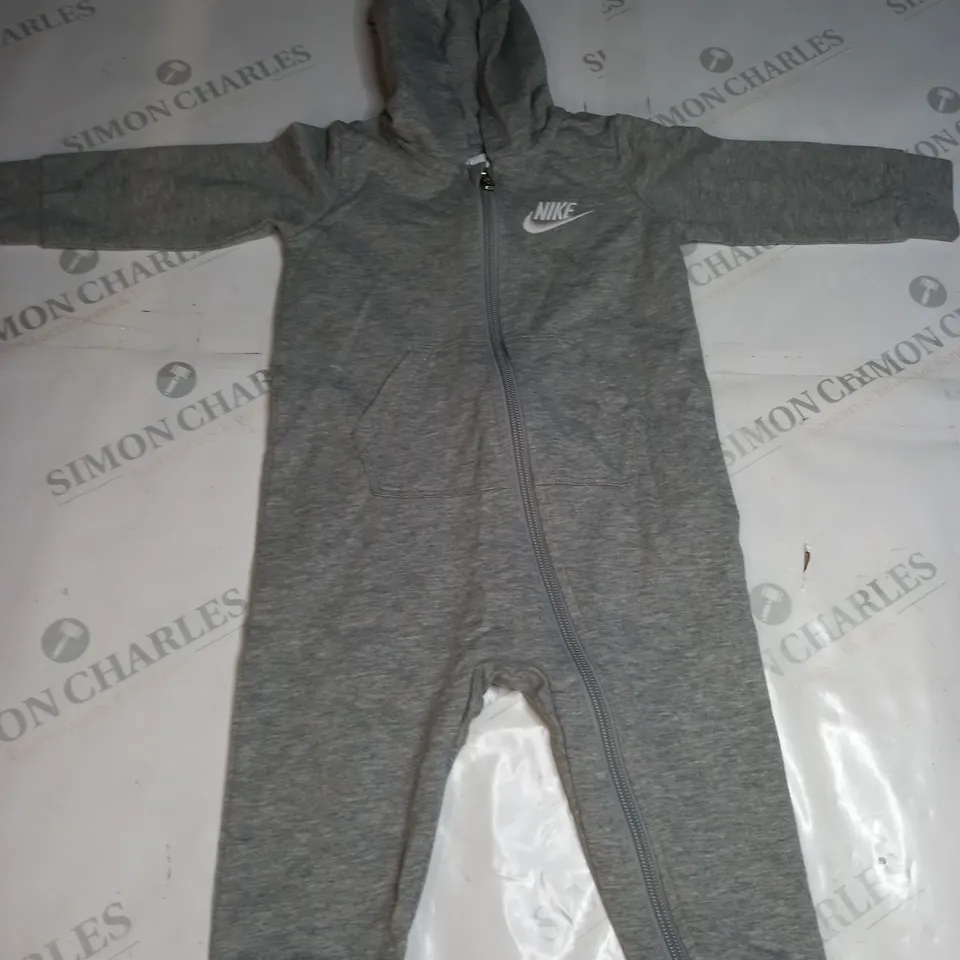 BOYS ZIPPED NIKE LOGO ALL IN 1 SUIT SIZE 12 MONTHS 