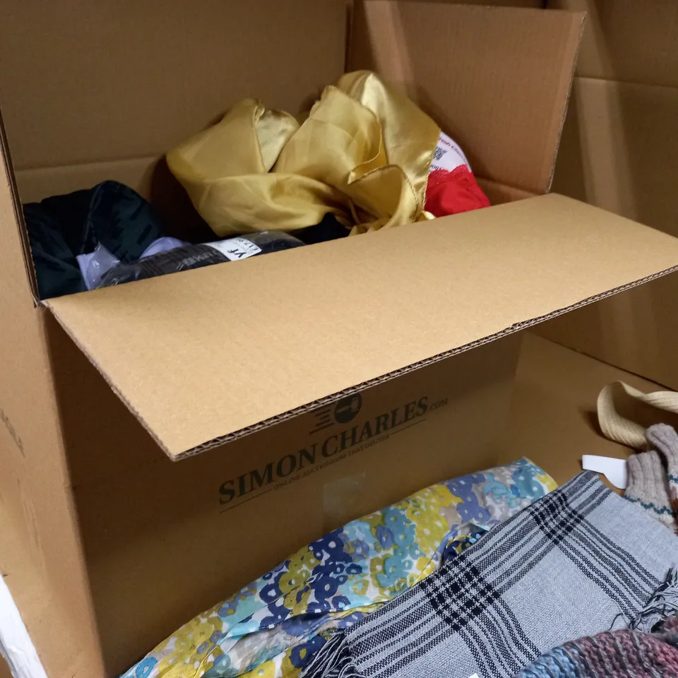 LOT OF A APPROX. 15 ASSORTED CLOTHING ACCESSORIES IN VARYING SIZES, COLOURS AND STYLES TO INCLUDE: SWIM COSTUME, HATS, GLOVES