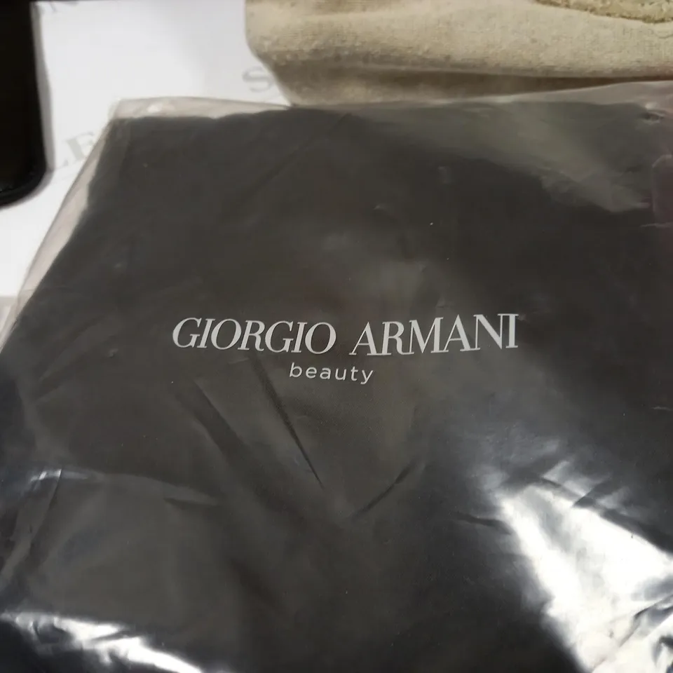 LOT OF APPROX 8 ASSORTED WASH BAGS TO INCLUDE: GIORGIO ARMANI, DIOR, CHLOE