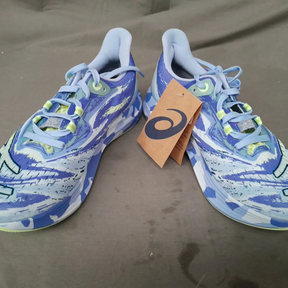 BOXED PAIR OF ASICS NOOSA TRI 15 SHOES IN BLUE/GREEN MULTI UK SIZE 7