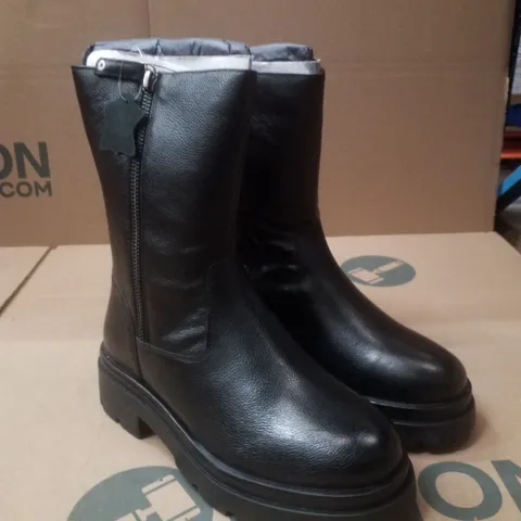 BOX CONTAINING APPROXIMATELY 5 PAIRS OF BRAND NEW SIMPLY BE BLACK BREENER WIDE LEATHER BOOTS - SIZE 4