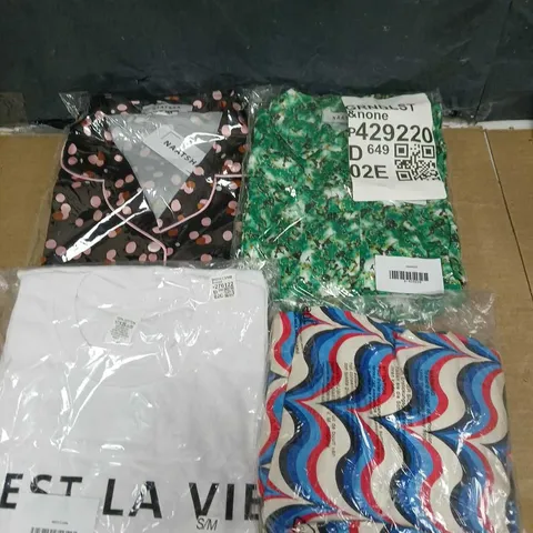 BOX OF APPROXIMATELY 20 LADIES CLOTHING AND FASHION ITEMS - VARIOUS COLOURS, SIZES AND STYLES