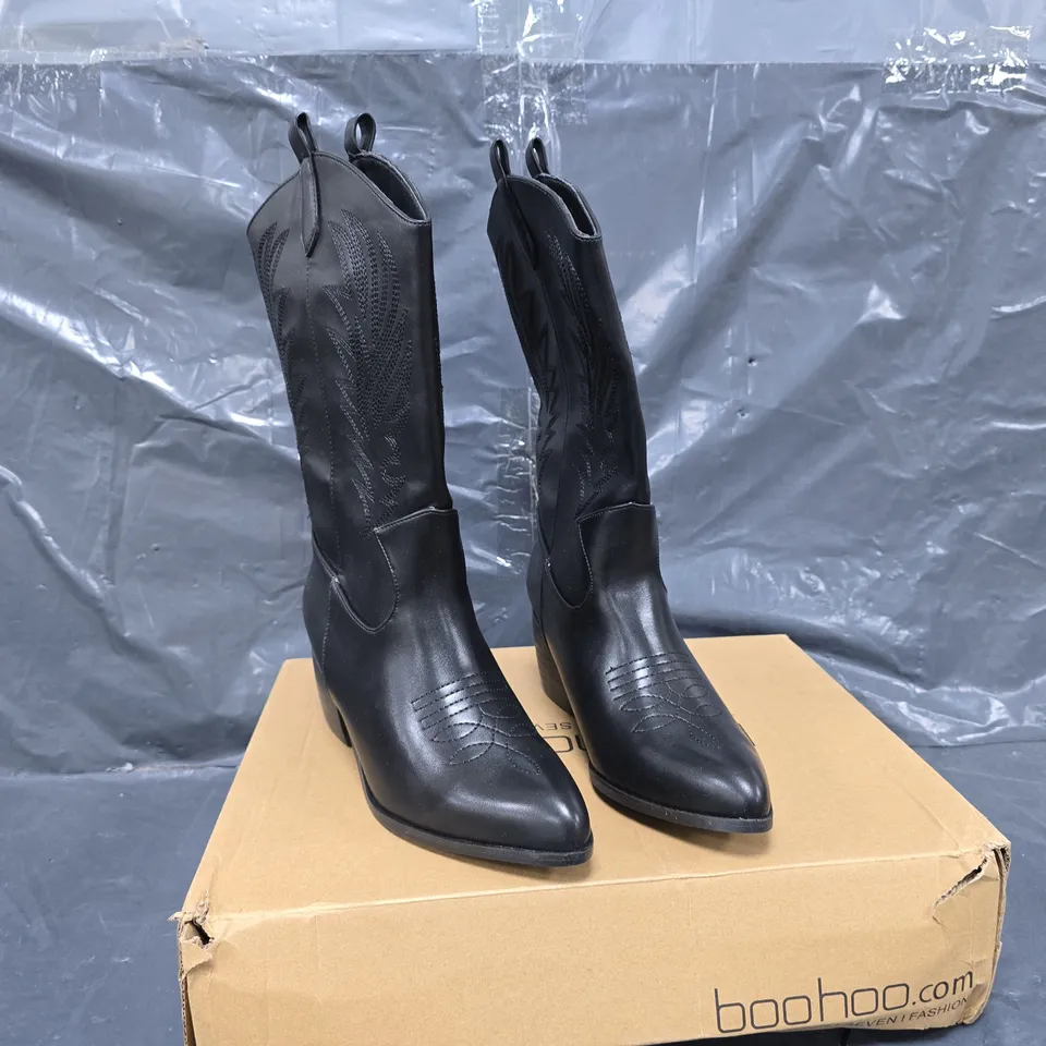 BOXED PAIR OF BOOHOO POINTED TOE BLOCK HEEL WESTERN BOOTS IN BLACK SIZE EU 38