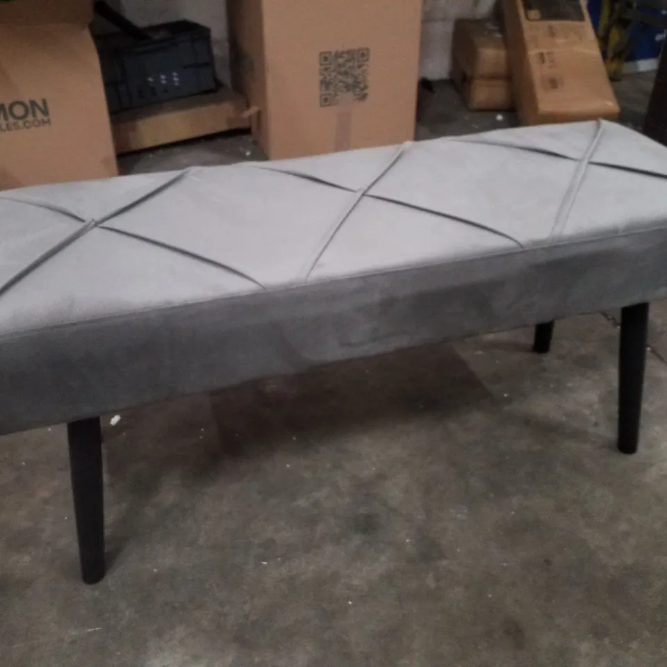 END OF BED BENCH WITH X-SHAPE DESIGN AND STEEL LEGS - GREY