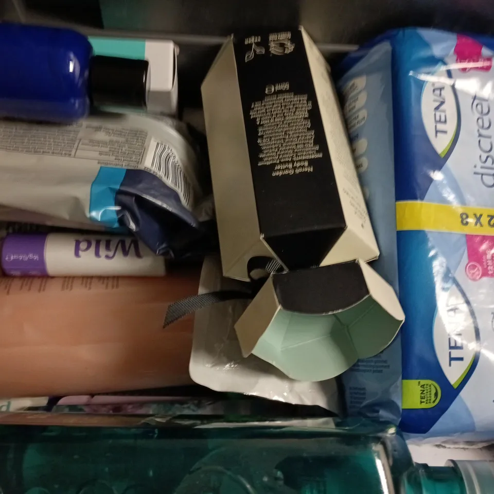 APPROXIMATELY 12 ASSORTED COSMETIC ITEMS TO INCLUDE AVEENO, JOHNSON'S, ETC - COLLECTION ONLY