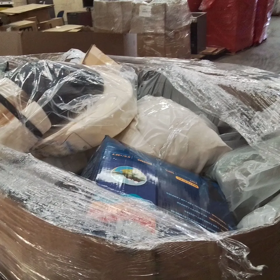 PALLET CONTAINING A LARGE QUANTITY OF PILLOWS