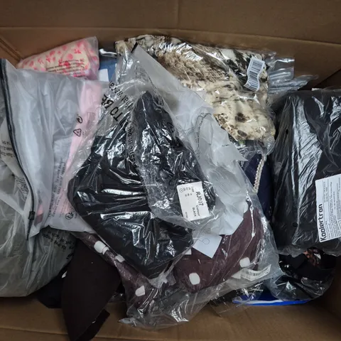 APPROXIMATELY 20 ASSORTED CLOTHING ITEMS IN VARIOUS SIZES, STYLES & COLOURS TO INCLUDE BRANDS SUCH AS MNG, DFYNE, RIVER ISLAND, ETC - COLLECTION ONLY