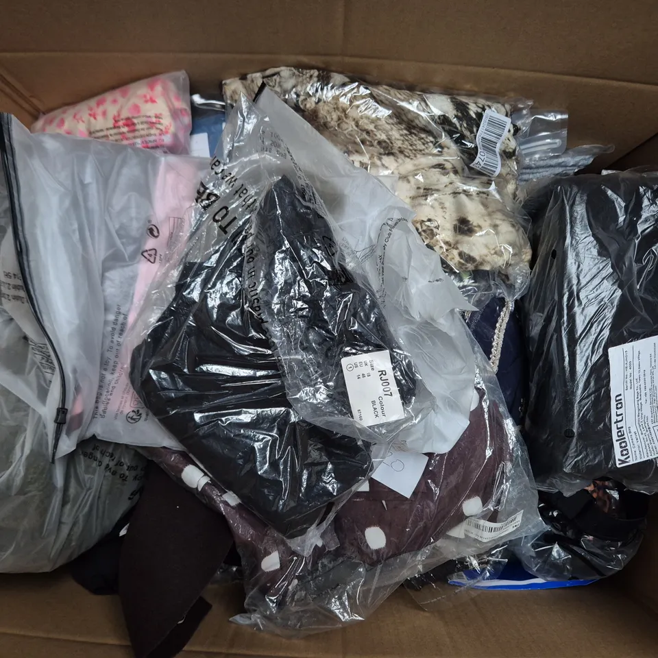 APPROXIMATELY 20 ASSORTED CLOTHING ITEMS IN VARIOUS SIZES, STYLES & COLOURS TO INCLUDE BRANDS SUCH AS MNG, DFYNE, RIVER ISLAND, ETC - COLLECTION ONLY