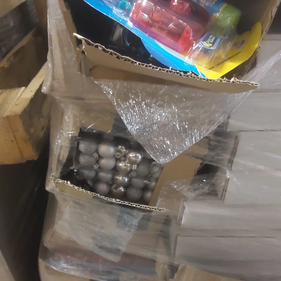 PALLET TO CONTAINING A VERY LARGE QUANTITY OF ASSORTED ITEMS INCLUDING: BLACKSPUR 11PC MINI PAINT SETS, BUBBLE CAMERAS, BAUBLES, REFILLABLE EASTER EGGS ECT