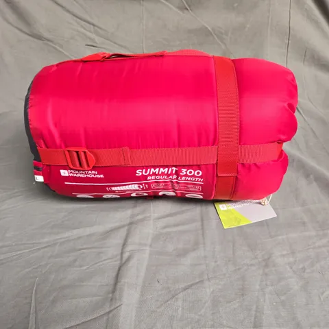 MOUNTAIN WAREHOUSE SUMMIT 300 SLEEPING BAG IN DARK RED