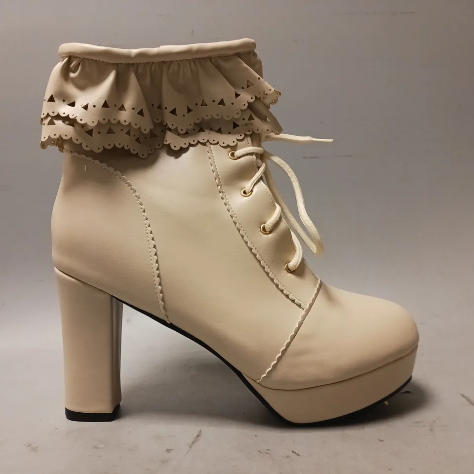 BOXED PAIR OF DESIGNER HIGH BLOCK HEEL ANKLE BOOTS BEIGE EU SIZE 44