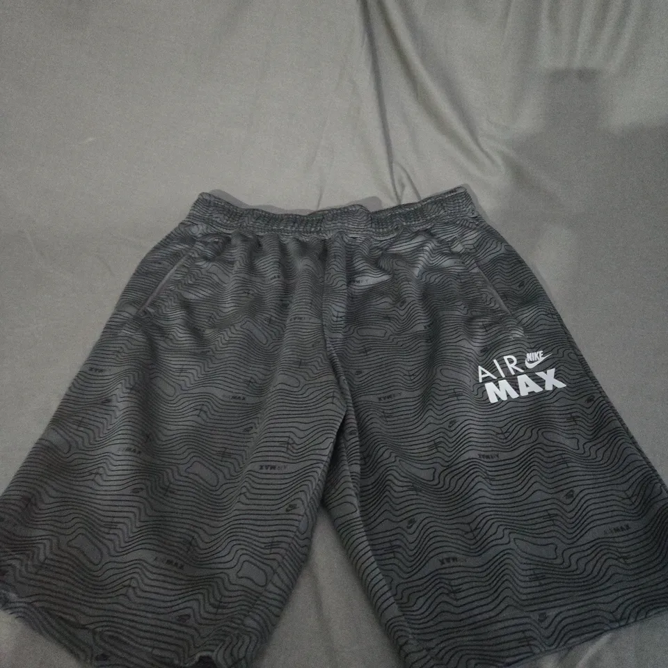 NIKE AIR MAX SHORTS SIZE L