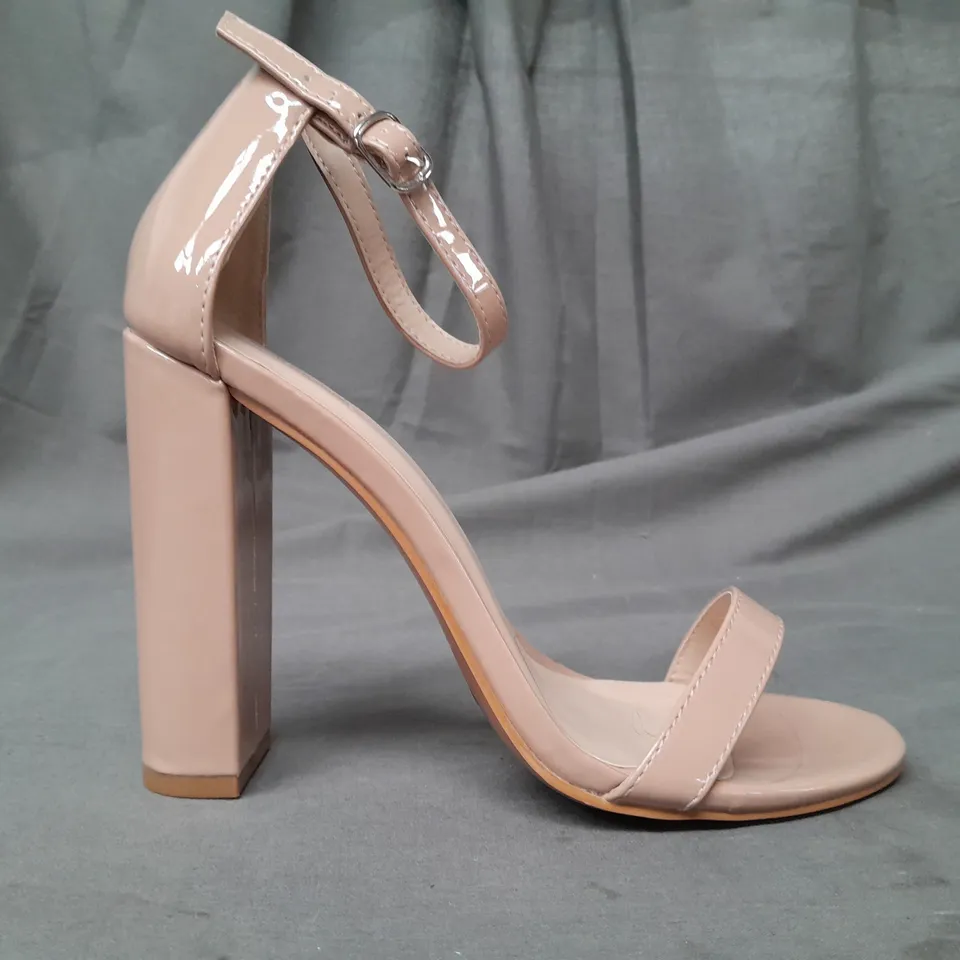 BOXED PAIR OF PRETTY LITTLE THING OPEN TOE HIGH BLOCK HEEL SANDALS IN NUDE UK SIZE 6