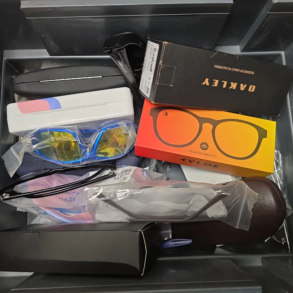 APPROXIAMTELY 12 ASSORTED SUNGLASSES/SPECTACLES IN VARIOUS DESIGNS TO INCLUDE OAKLEY, LONDON RETRO, KYLOEINTHEWILD, ETC