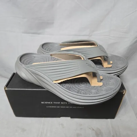 BOXED VIONIC MONSTER TIDE RX SANDALS IN CHARCOAL - SIZE 6