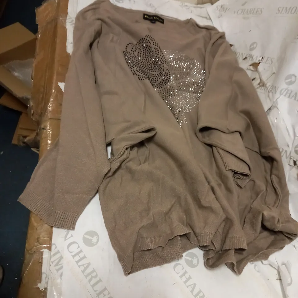 LOT OF APPROXIMATELY 5 ASSORTED CLOTHING ITEMS