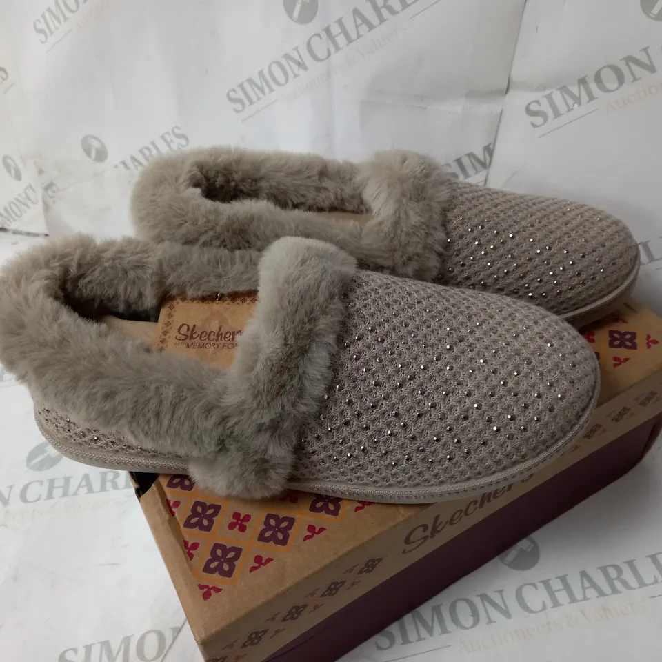 BOXED PAIR OF SKECHERS COZY SLIPPERS IN TAUPE SIZE 4