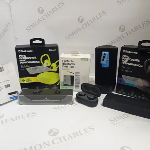 LOT OF 8 ASSORTED ELECTRICAL ITEMS, TO INCLUDE EARPHONES, SPEAKER, CARD READER & SMART PENCIL