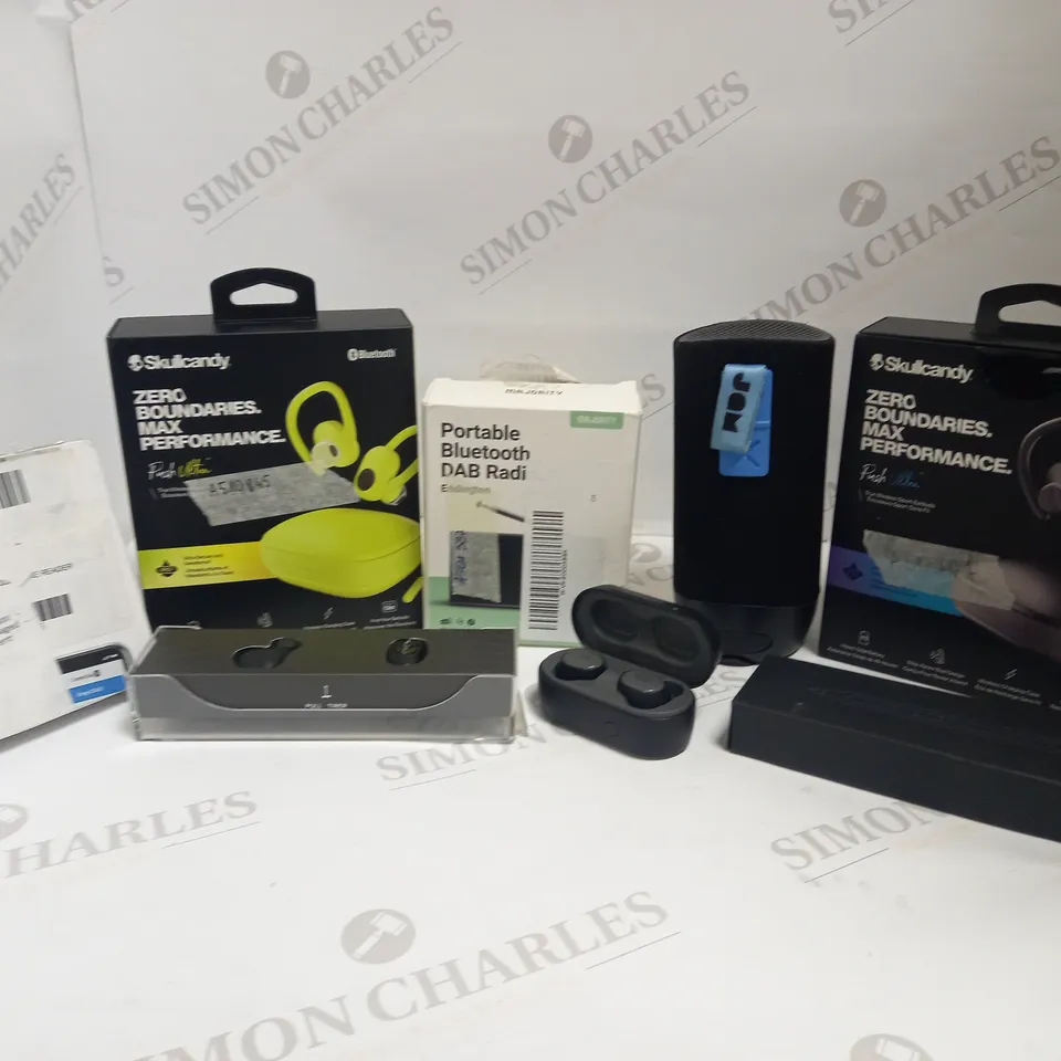 LOT OF 8 ASSORTED ELECTRICAL ITEMS, TO INCLUDE EARPHONES, SPEAKER, CARD READER & SMART PENCIL