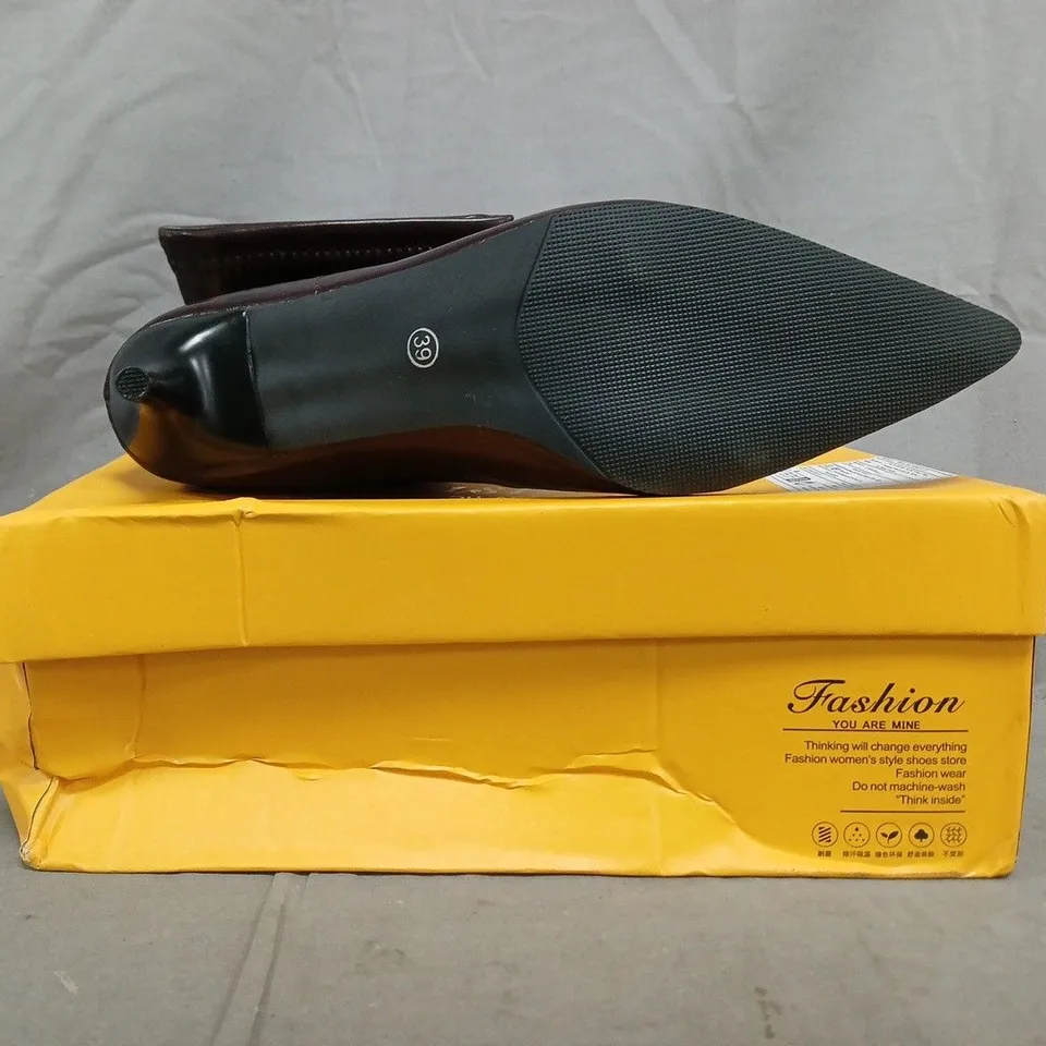 BOXED PAIR OF UNBRANDED LOW HEEL POINTED TOE SHOES IN DARK BURGUNDY SIZE EU 39
