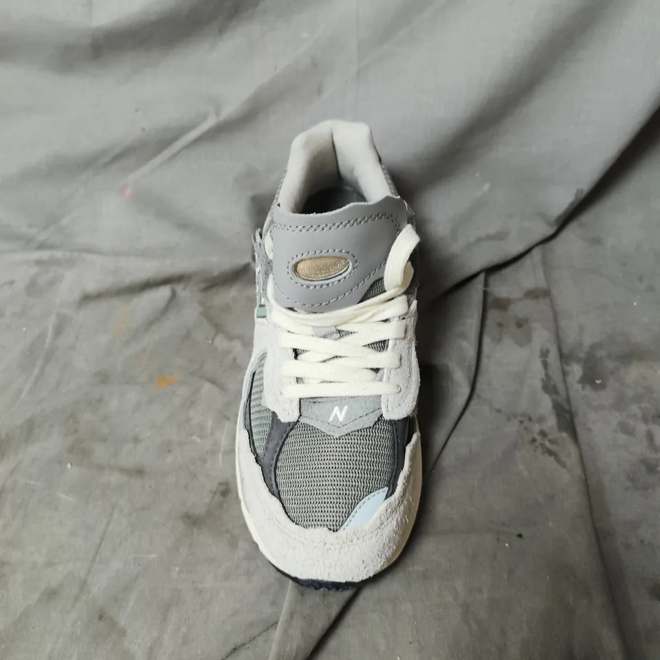 UNBOXED NEW BALANCE SNEAKERS – GREY MESH AND SUEDE RUNNING SHOES. UK SIZE 5