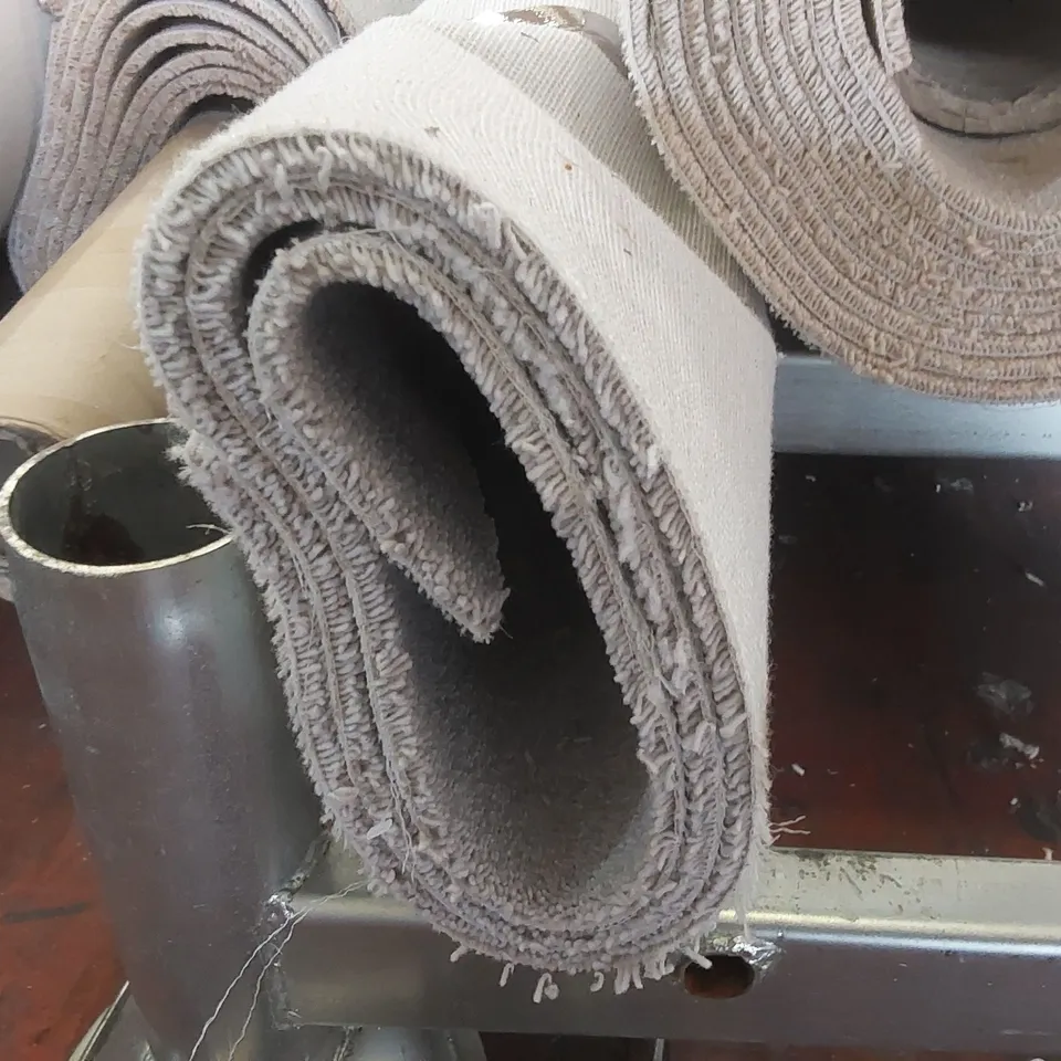 ROLL OF QUALITY CARPET - APPROXIMATELY 4M WIDE, LENGTH UNSPECIFIED 