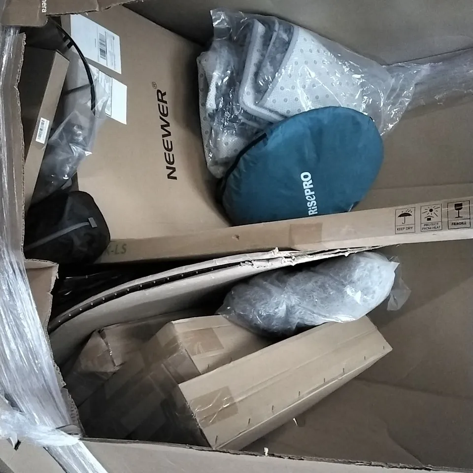 PALLET OF ASSORTED HOUSEHOLD ITEMS TO INCLUDE NEEWER STUDIO LIGHT BOXES, GOLF PUTTING GREENS AND COMPUTER DESK 