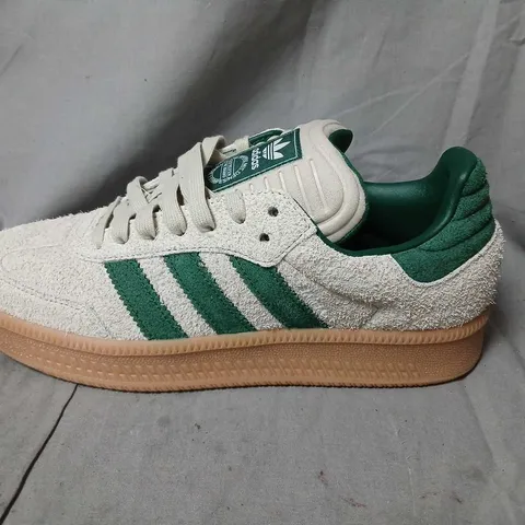 ADIDAS WHITE SUEDE TRAINERS WITH GREEN 3-STRIPES – MADE IN VIETNAM – US 10 (EU 44)