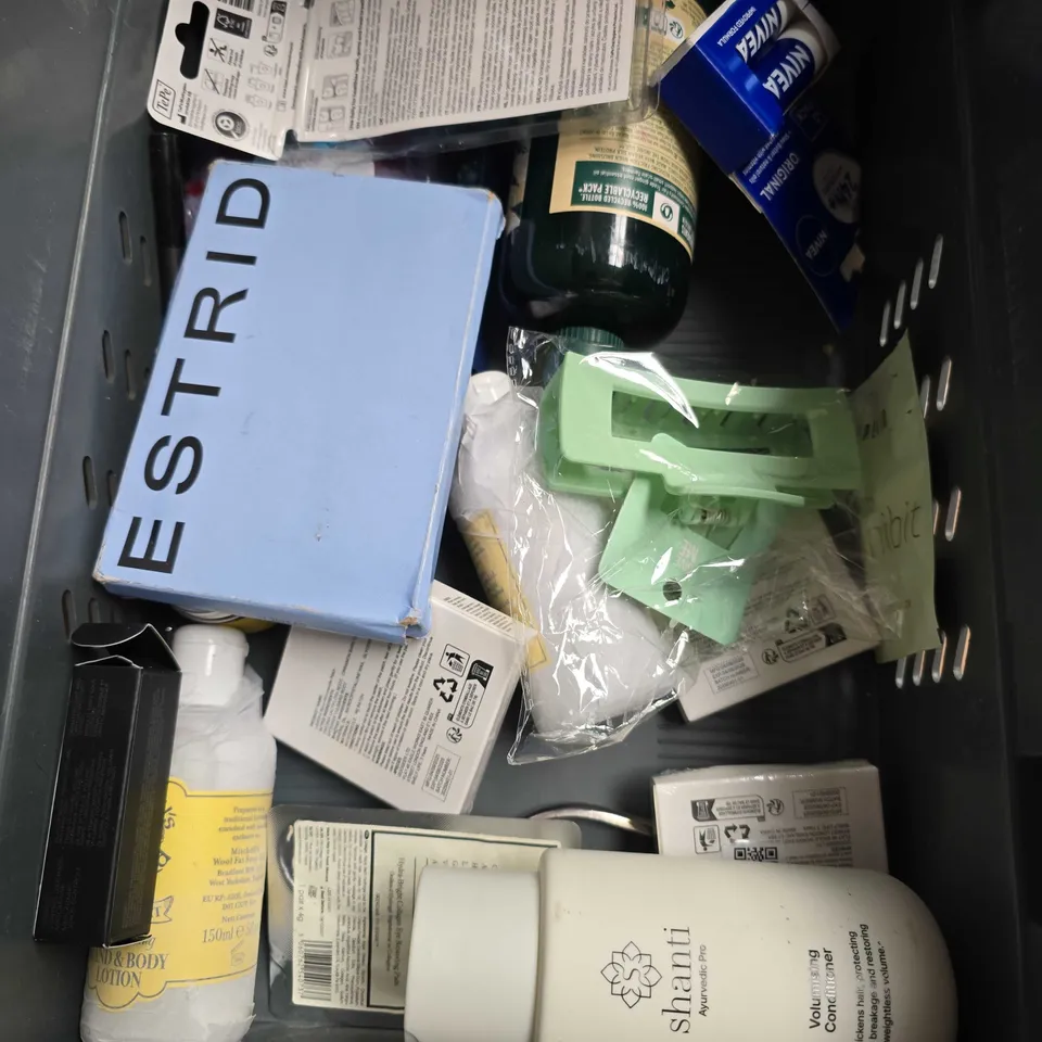 APPROXIMATELY 20 ASSORTED HEALTH & BEAUTY PRODUCTS TO INCLUDE - DR SQUATCH BODY WASH - CHAMPNEYS BODY CLEANSER - KERASTASE YOUTH REVITALISING SHAMPOO - ETC