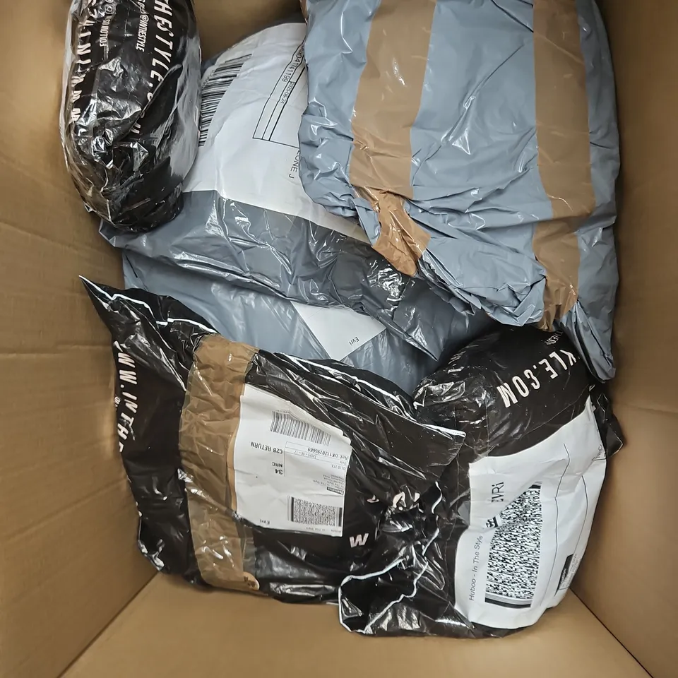 APPROXIMATELY 20 ASSORTED CLOTHING ITEMS IN VARIOUS STYLES AND SIZES 