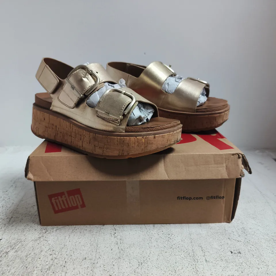 BOXED PAIR OF FITFOP GEN-FF MAX BUCKLE LEATHER/CORK BACK-STRAP SANDALS IN METALLIC GOLD SIZE UK 4
