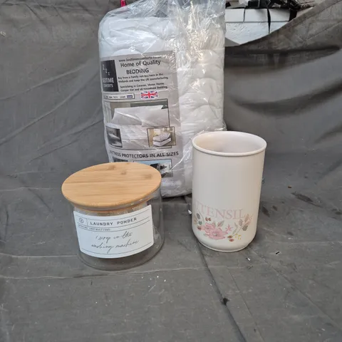 APPROXIMATELY 40 HOUSEHOLD ITEMS INCLUDING VASE, BEDDING AND SOAP POWDER JAR
