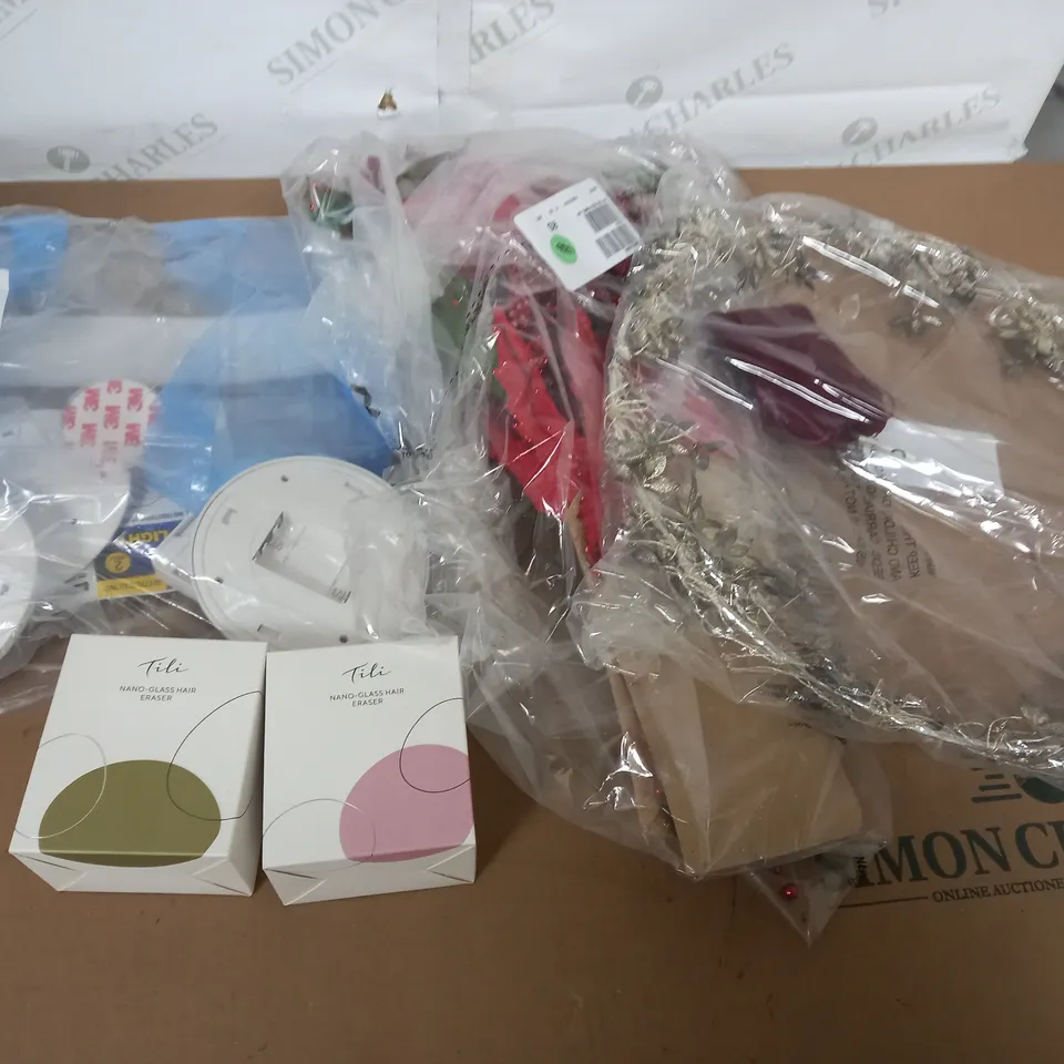 BOX OF APROX 20 ITEMS TO INCLUDE - SET OF 2 TILT - XMAS DECORATIONS - WALL LIGHTS / COLLECTION ONLY