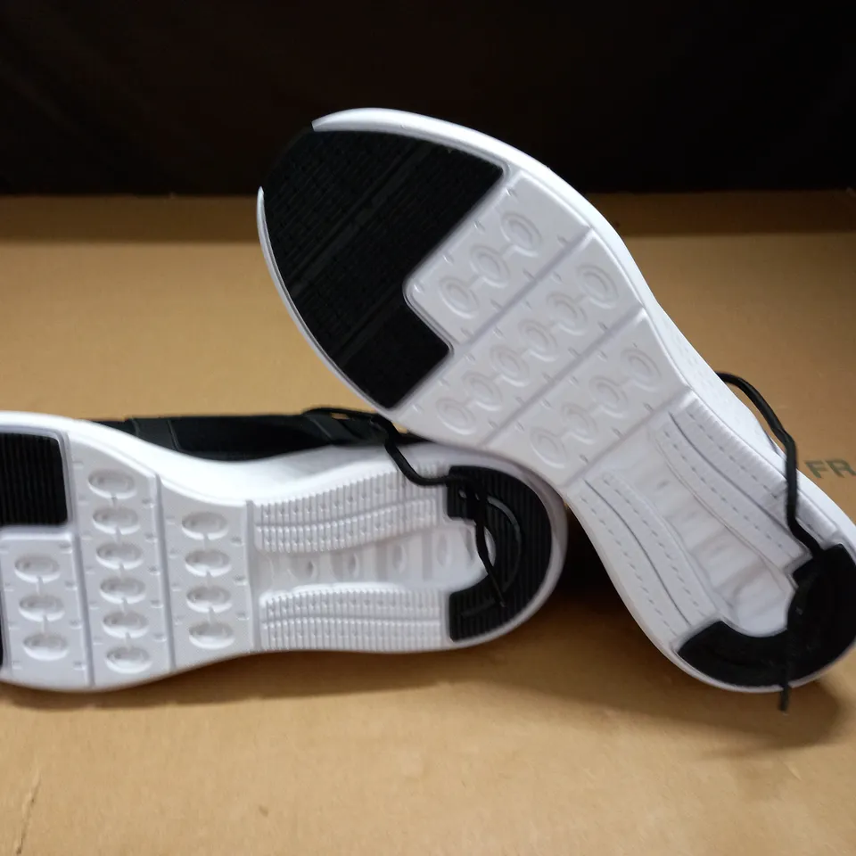 PAIR OF MCKENZIE FABRIC TRAINERS - UK 9