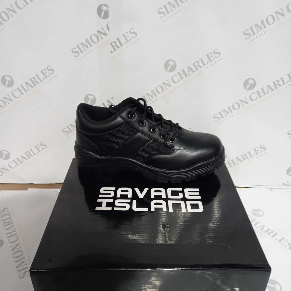 BOXED PAIR OF SAVAGE ISLAND LEATHER TRAINER SIZE 7 
