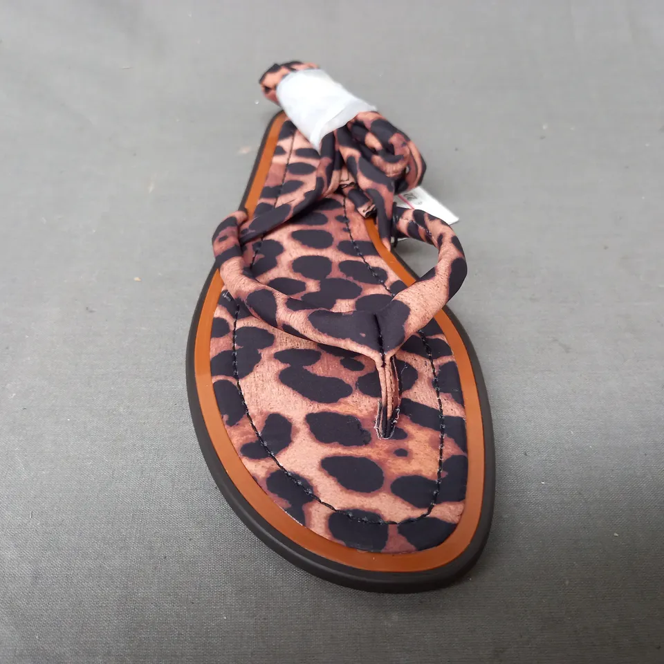 PAIR OF ZARA TOE-POST FLAT SANDALS IN LEOPARD PRINT EU SIZE 38