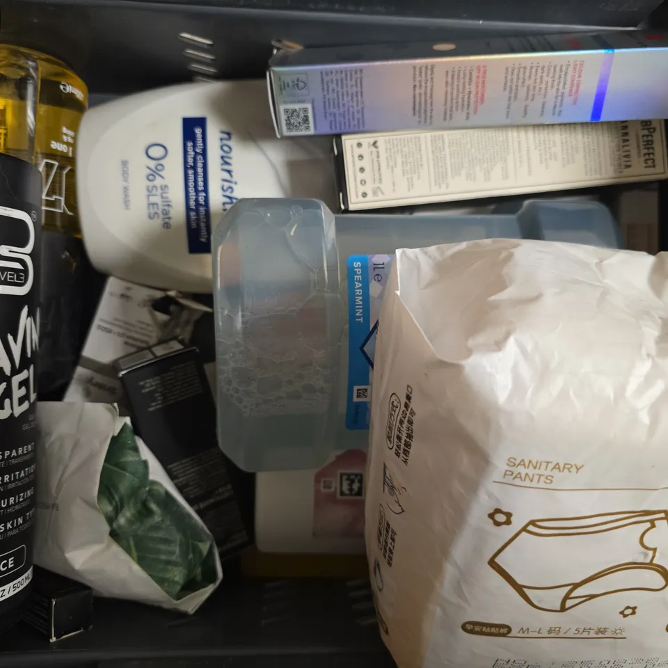 APPROXIMATELY 12 ASSORTED COSMETIC ITEMS TO INCLUDE AVEENO, NIVEA, ETC - COLLECTION ONLY