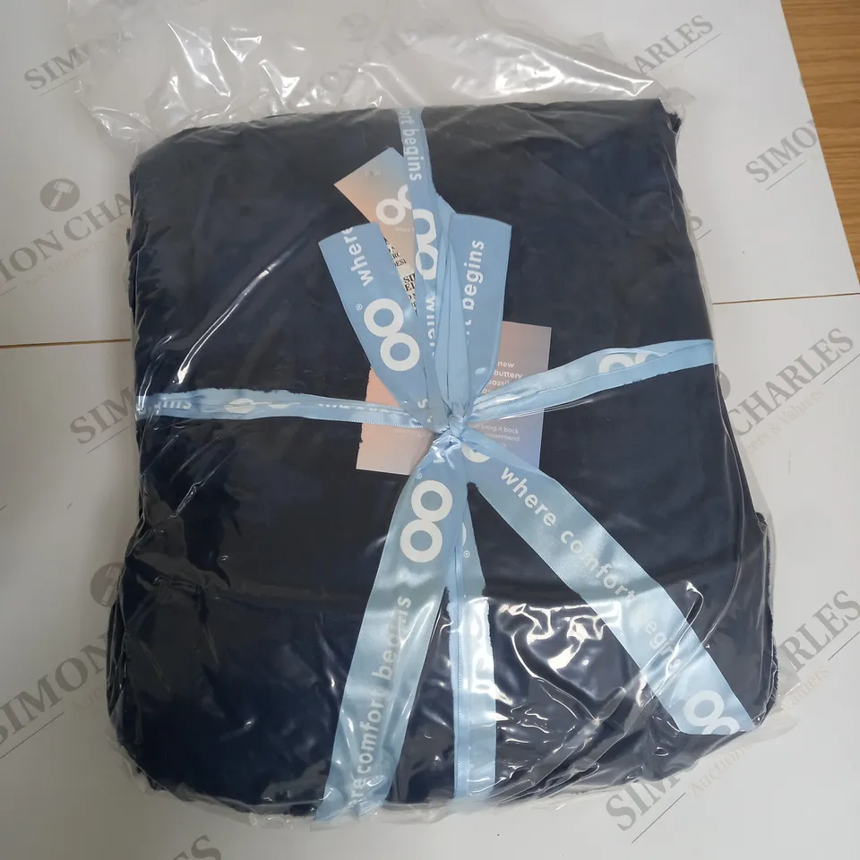 OODIE OVERSIZED WEARABLE BLANKET