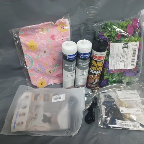 APPROXIMATELY 14 ASSORTED HOUSEHOLD ITEMS TO INCLUDE DECORATORS CAULK, SHOWERHEAD, DECOR, ETC