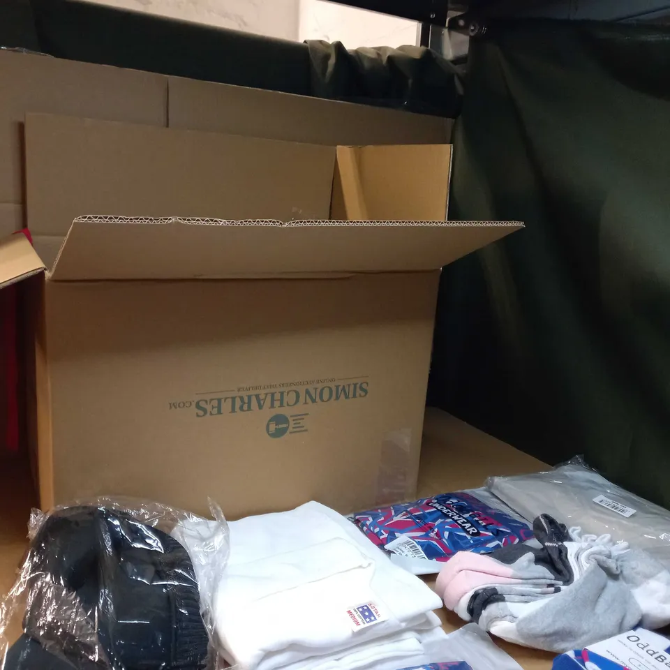 LOT OF APPROX. 15 ASSORTED CLOTHING ACCESSORIES  IN VARYING SIZES/COLOURS/STYLES TO INCLUDE: HANDBAGS, SOCKS, COMPRESSION BASELAYER