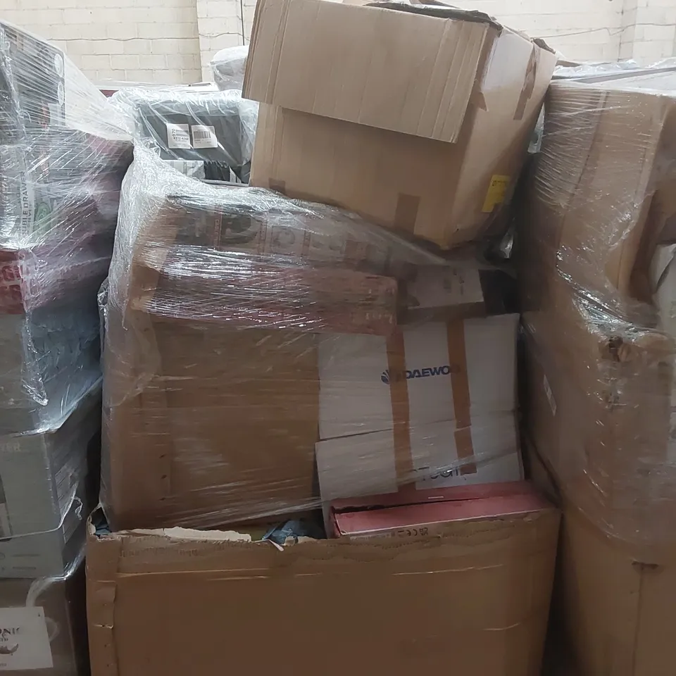 PALLET CONTAINING A VERY LARGE QUANTITY OF ASSORTED ELECTRIC ITEMS INCLUDING: DAEWOO OIL FILLED RADIATORS ECT